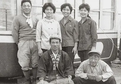 工事中の那須ロープウェイゴンドラ「りんどう号」「かっこう号」の前で職員と工事関係者による記念撮影