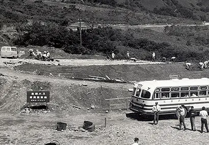 那須ロープウェイ駐車場の整備風景。完成間近