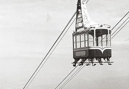 那須野が原を背景に山頂に向かうゴンドラ