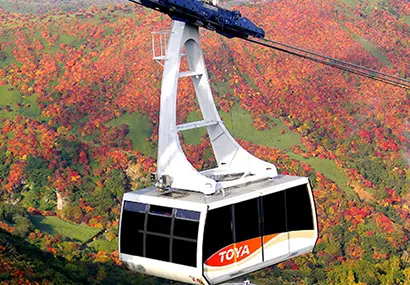 紅葉真っ盛りの那須岳(茶臼岳)を行く、111人乗り最新鋭ゴンドラ「かっこう」号