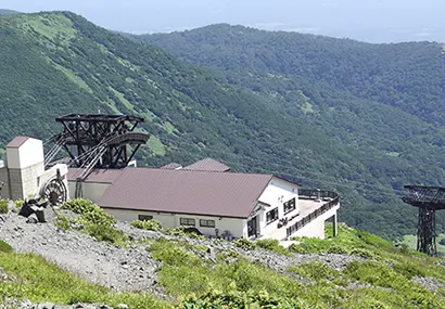 新装成ったロープウェイ山頂駅を山頂側から望む