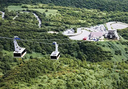新緑の季節、山頂駅近くから山麓駅を望む